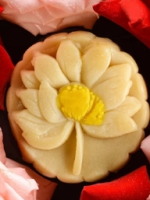月饼这个名称源于哪里？月饼最初是用来做什么的？